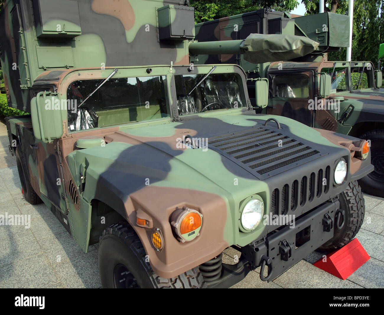 I veicoli militari dipinte in colori di mimetizzazione Foto Stock