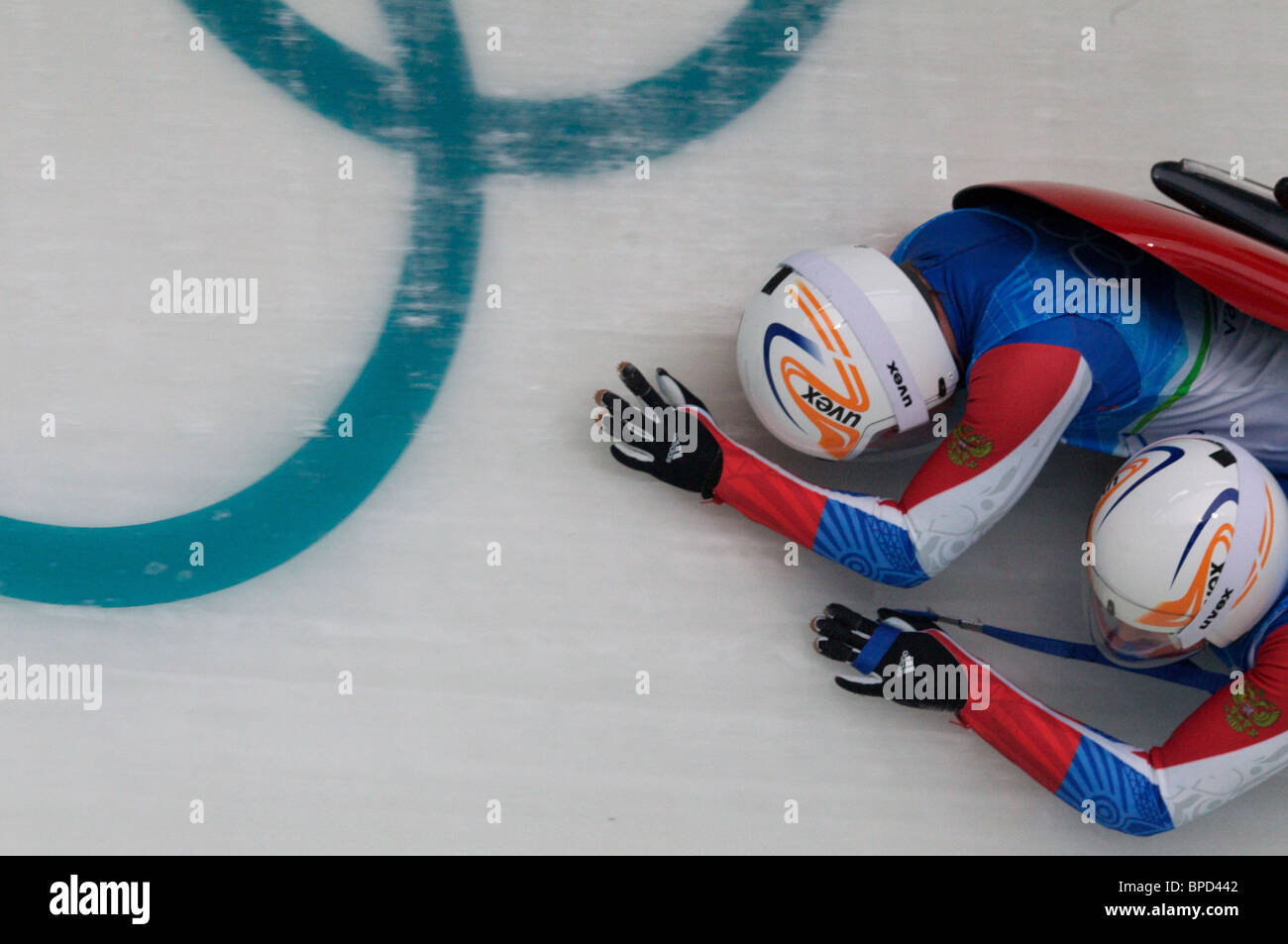 Olimpiadi invernali di Vancouver, 2010. Vladislav Juzhakov, e Vladimir Machnutin, Russia, finitura sul loro lato durante la pratica. Foto Stock