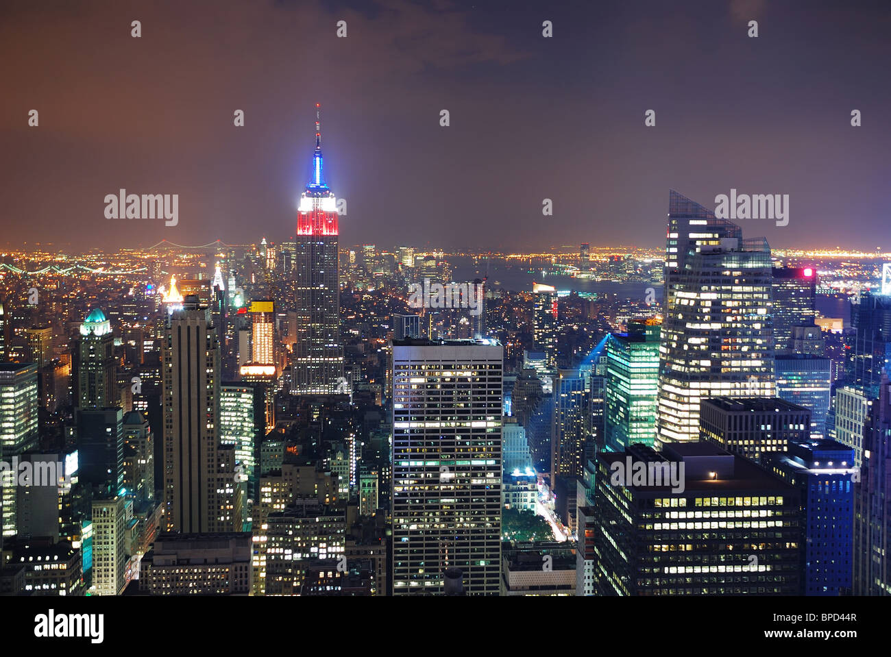 Vista aerea della città di New York di notte. Foto Stock