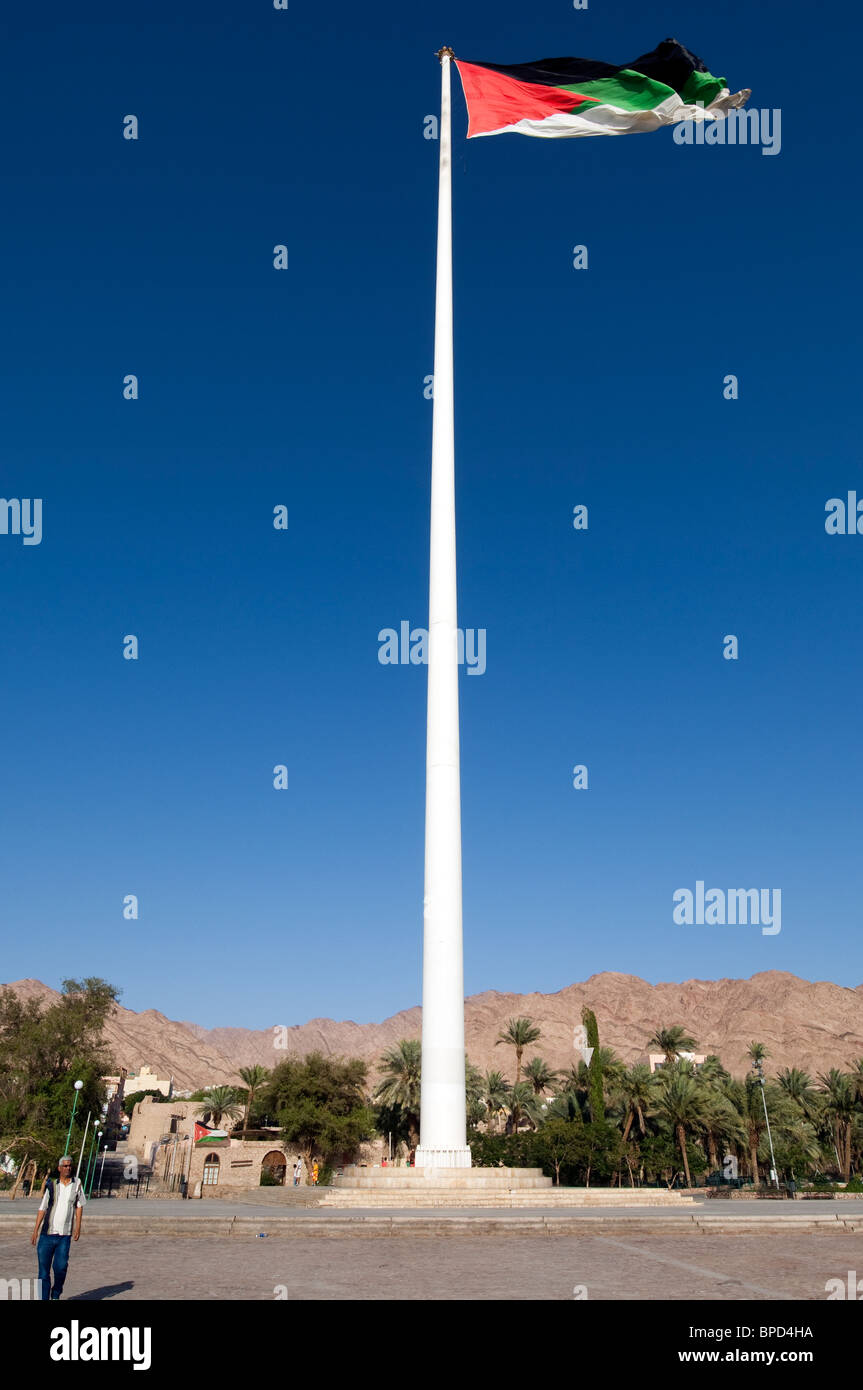 Dimensioni super grande Rivolta Araba bandiera in Aqaba Giordania Foto Stock