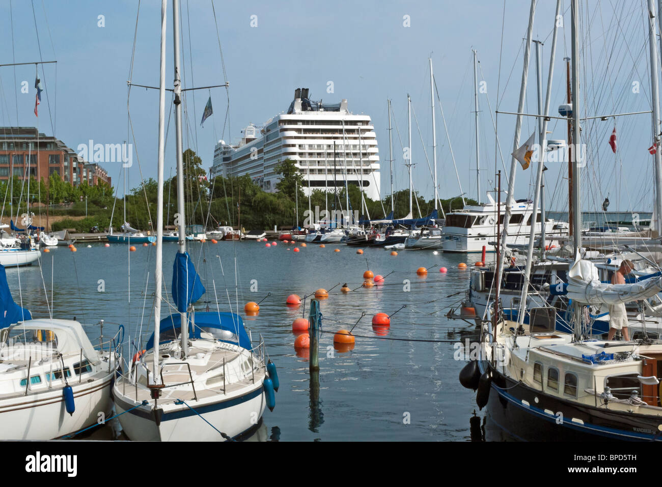 Nave da crociera MSC Orchestra ormeggiata a Langelinie in Copenhagen DANIMARCA come visto dal porto degli yacht a sud Foto Stock