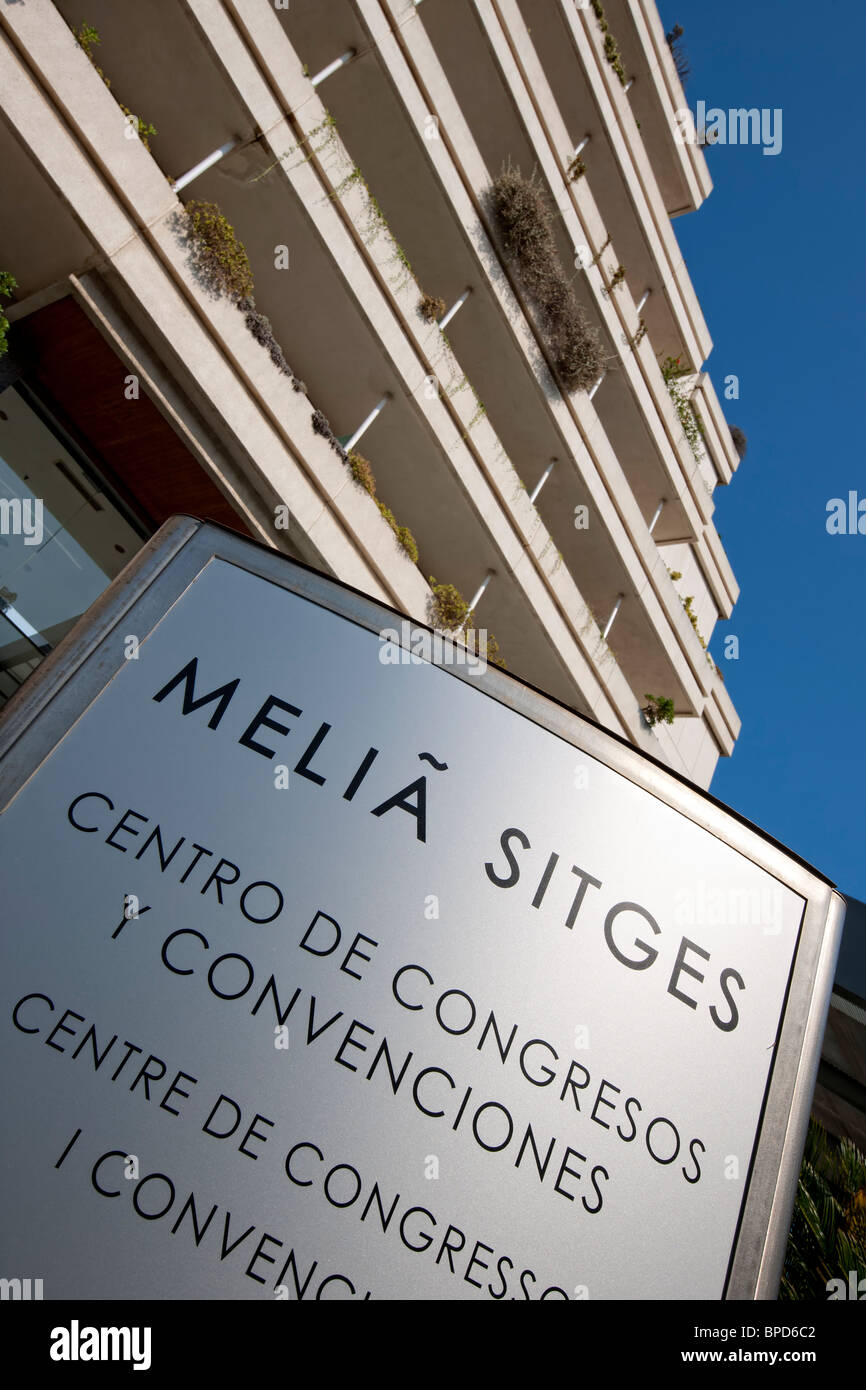 Il Melia Sitges Hotel a Sitges, Spagna mostrato contro un cielo blu. Foto Stock