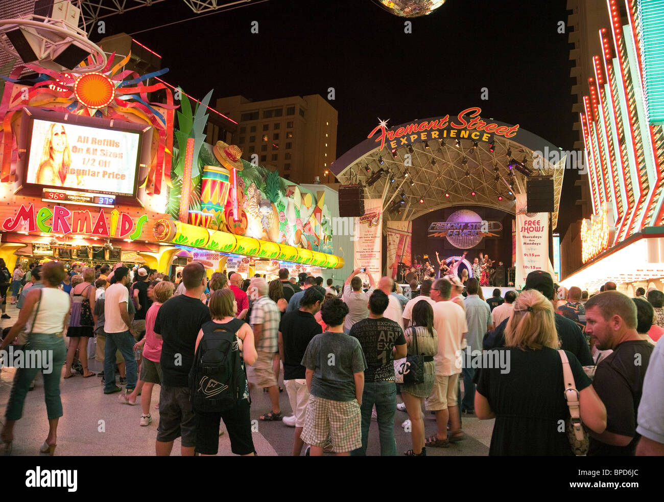 Le persone che si godono la vita notturna di Las Vegas Downtown su Fremont Street, Las Vegas, Nevada, STATI UNITI D'AMERICA Foto Stock