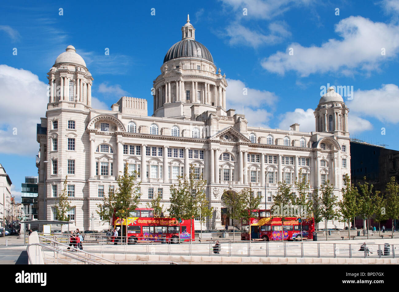 Il porto di Liverpool edificio al Pier Head di Liverpool, in Inghilterra, Regno Unito Foto Stock