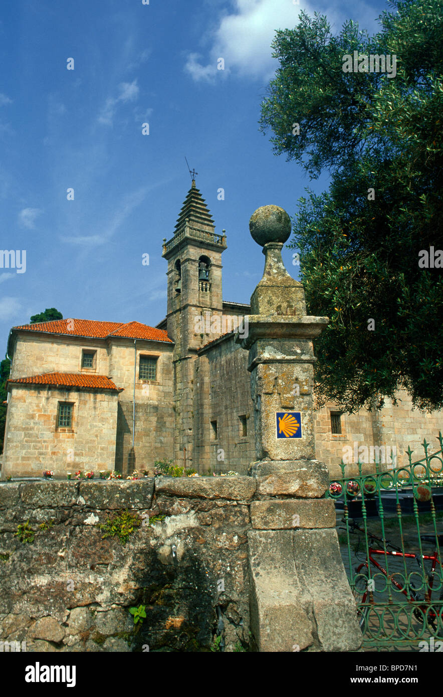 Galizia Spagna Iria Flavia chiesa di St Mary Adina e il cimitero scaloppina al marcatore di Shell sul Cammino Camino de Santiago Foto Stock