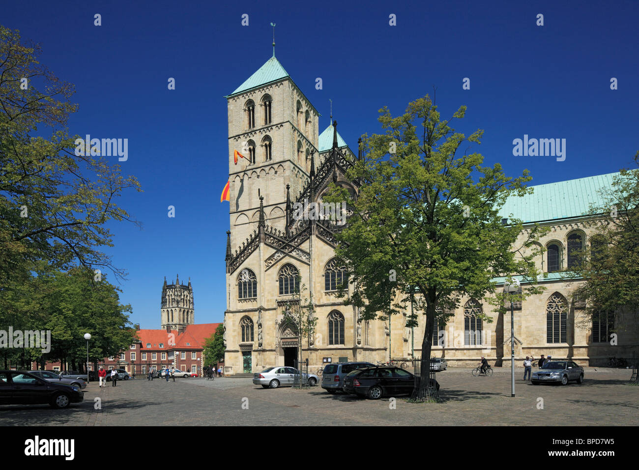 San Paulus-Dom auf dem Domplatz, dahinter die Ueberwasserkirche, Muenster, Westfalen, Renania settentrionale-Vestfalia Foto Stock