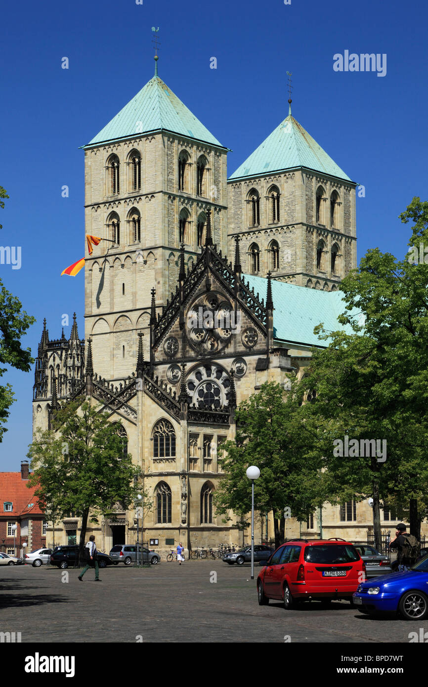 San Paulus-Dom auf dem Domplatz, dahinter die Ueberwasserkirche, Muenster, Westfalen, Renania settentrionale-Vestfalia Foto Stock