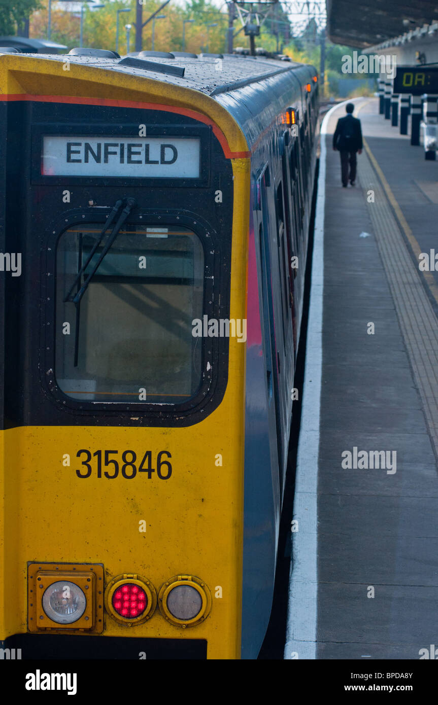 La ferrovia suburbana e la stazione di treno, London, Regno Unito Foto Stock