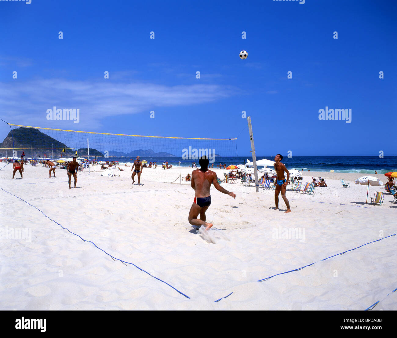 Sulla spiaggia di Copacabana, Rio de Janeiro, Stato di Rio de Janeiro, Repubblica del Brasile Foto Stock