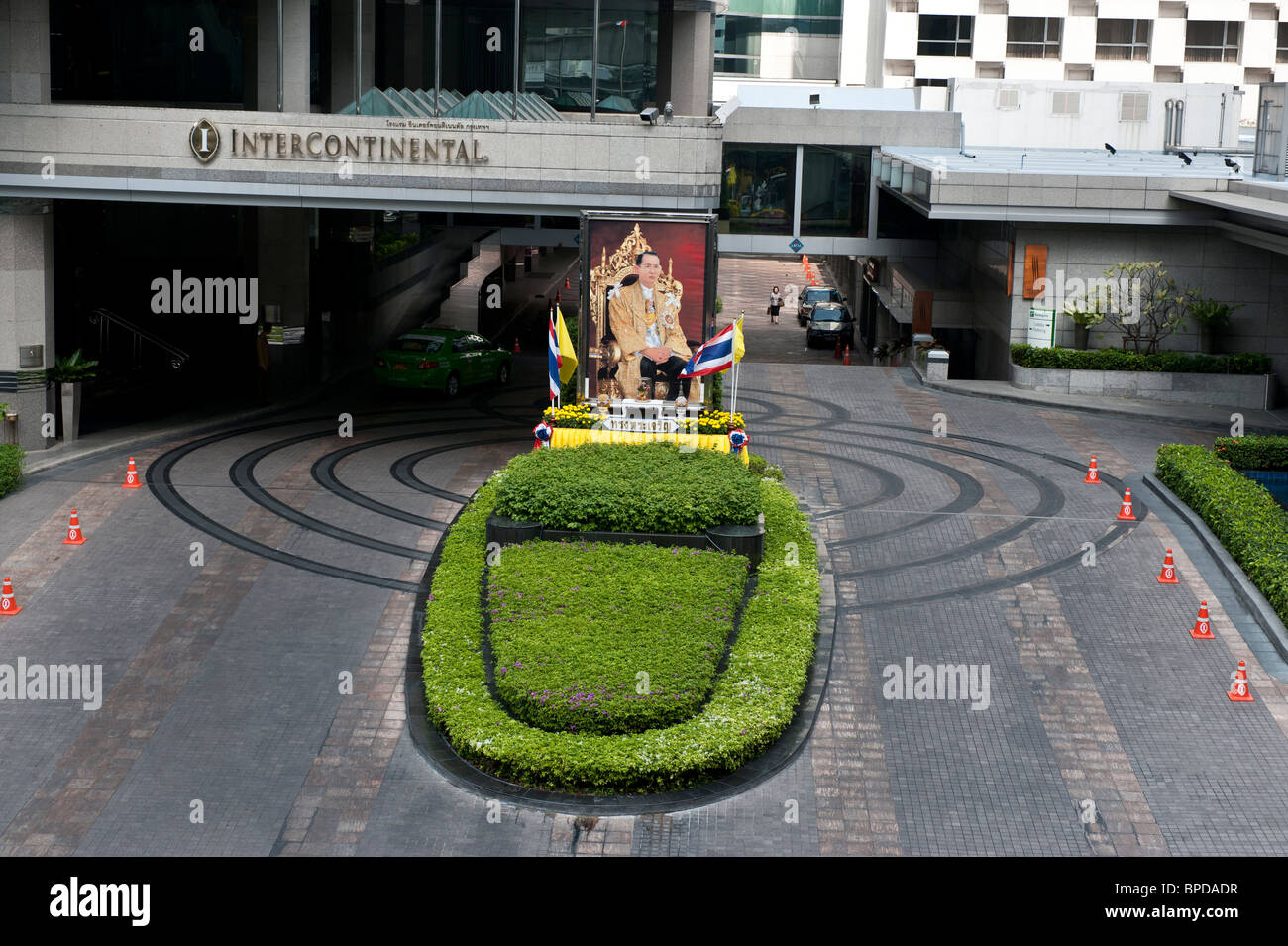 Fotografie e altre immagini del re sono ovunque in Thailandia, come qui di fronte ad un edificio in Bangkok. Foto Stock