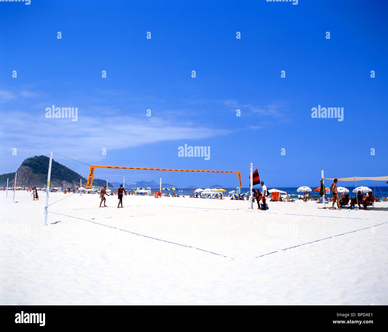 Sulla spiaggia di Copacabana, Rio de Janeiro, Stato di Rio de Janeiro, Repubblica del Brasile Foto Stock