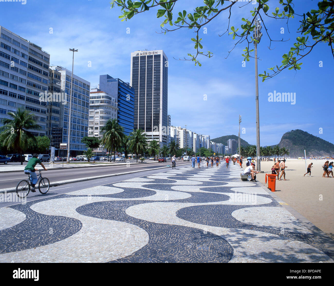 La spiaggia e il lungomare, la spiaggia di Copacabana, Rio de Janeiro, Stato di Rio de Janeiro, Repubblica del Brasile Foto Stock