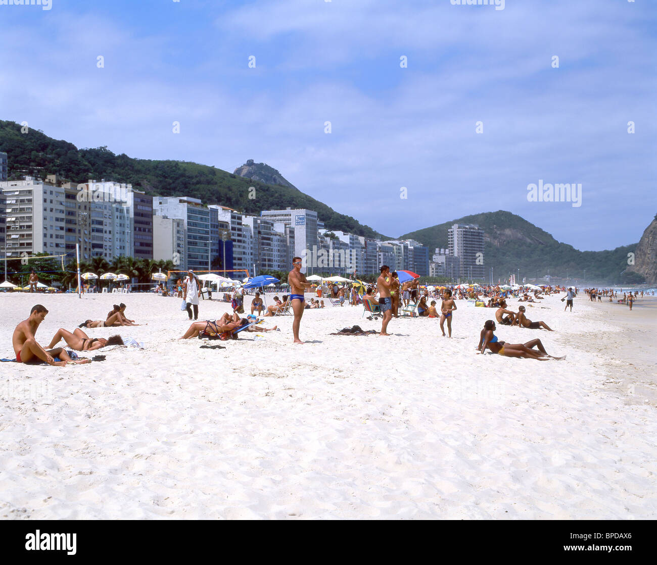 Sulla spiaggia di Copacabana, Rio de Janeiro, Stato di Rio de Janeiro, Repubblica del Brasile Foto Stock