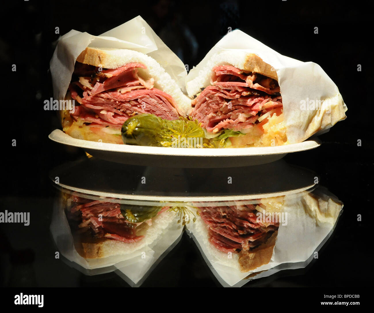 Un cibo Kosher New York Deli stile di " corned beef " a sandwich il sandwich finiti avvolti in carta impermeabile ai grassi e pronto a mangiare Foto Stock