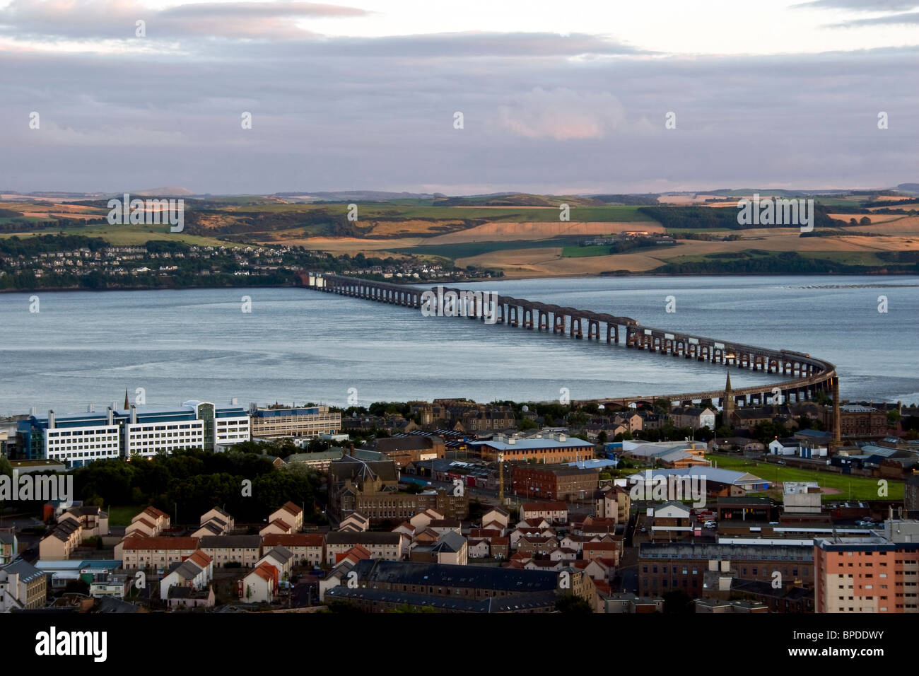 Sera paesaggio affacciato sulla città di Dundee e il ponte della ferrovia che attraversano il fiume Tay,UK Foto Stock