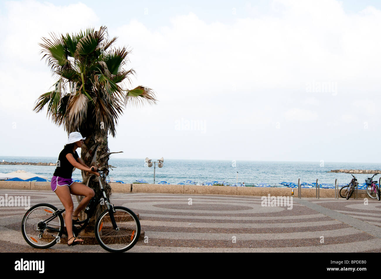 Passeggiata lungo Tel Aviv Beachfront Foto Stock