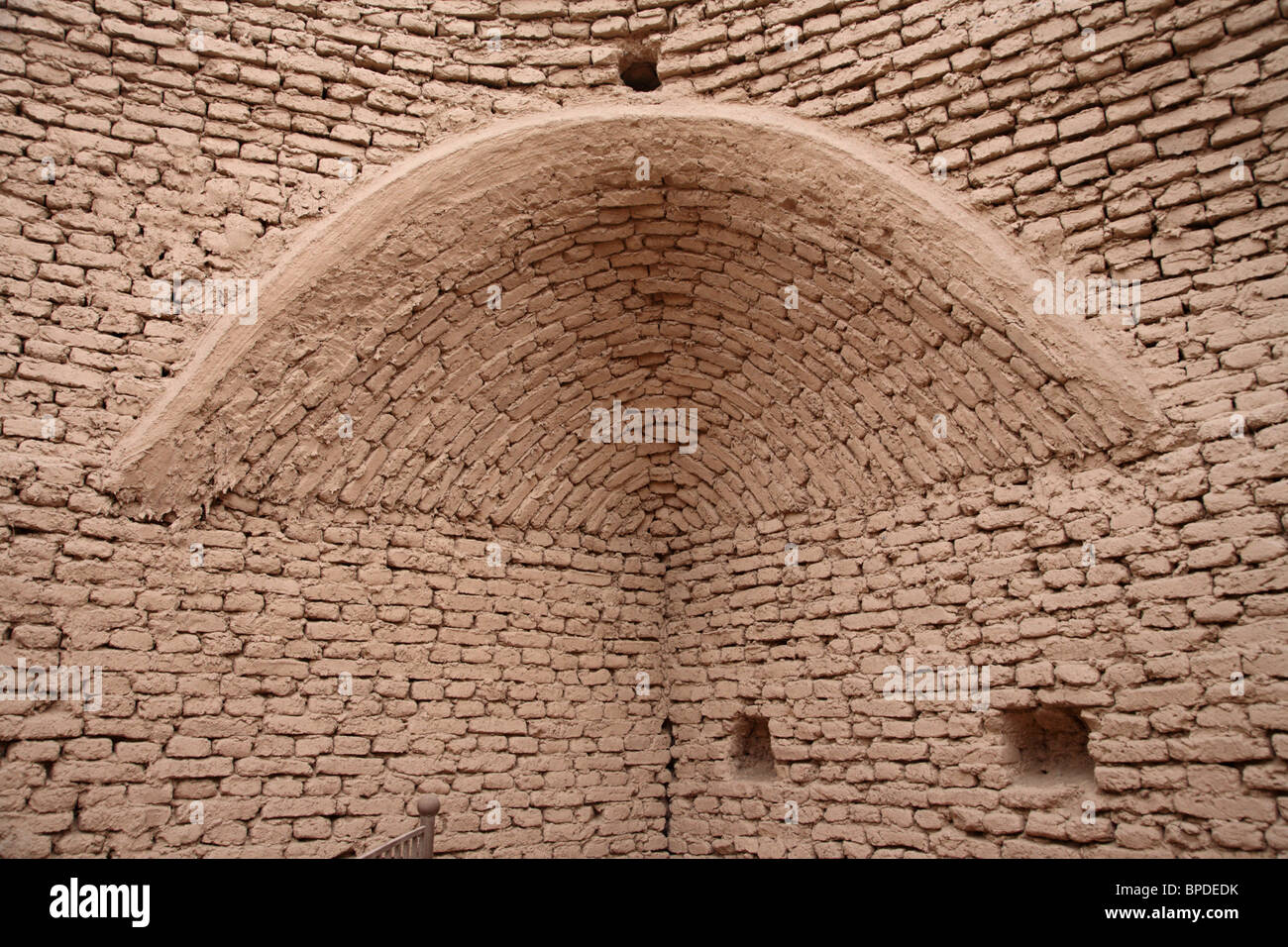 Un fango parete di mattoni e arco in le rovine della città di Jiaohe nel Takla Makan deserto dello Xinjiang, a nord ovest della Cina. Foto Stock