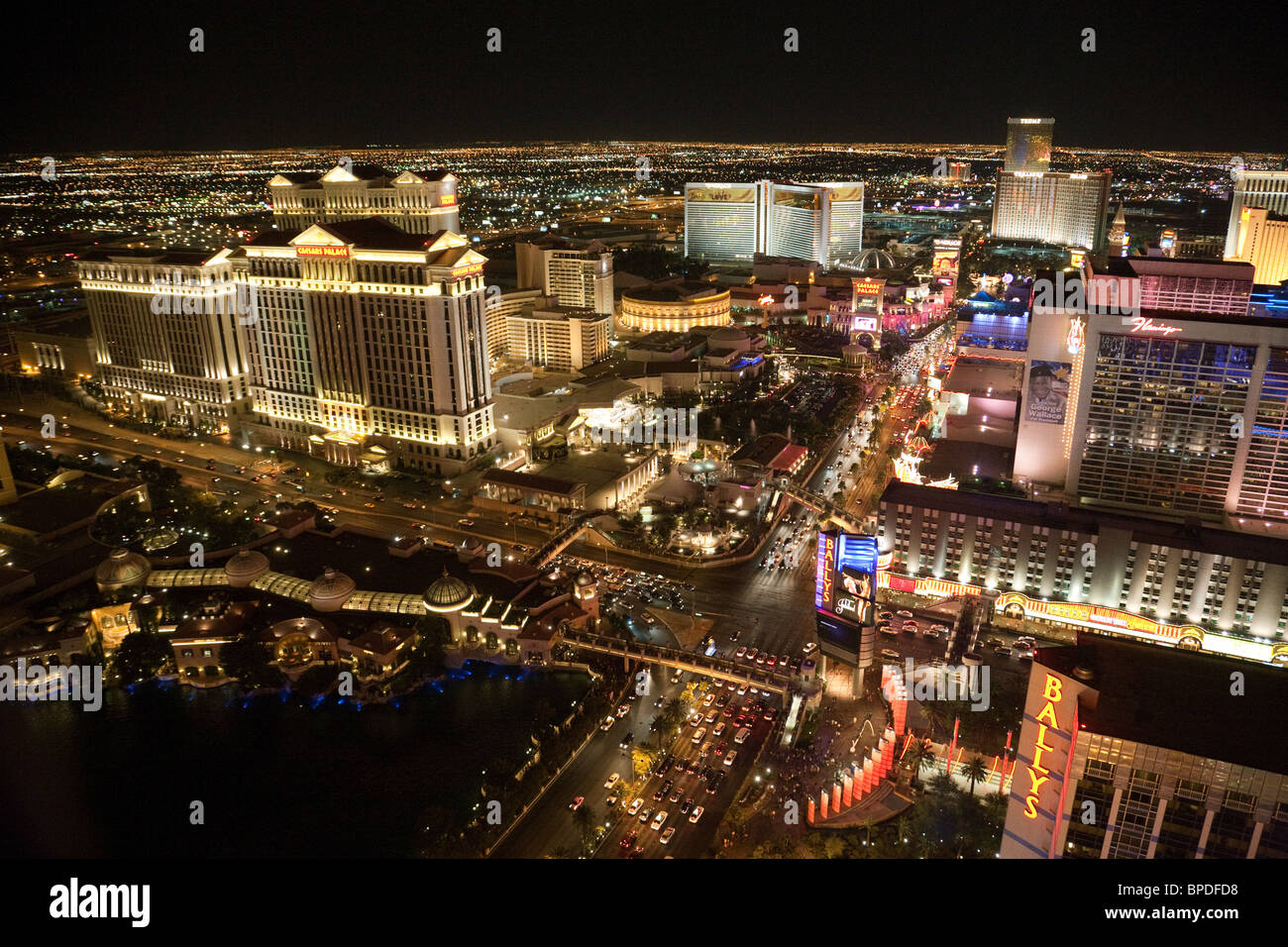 La striscia di Las Vegas di Notte, guardando a Nord, visto dalla parte superiore della torre Eiffel, l'Hotel Paris Foto Stock