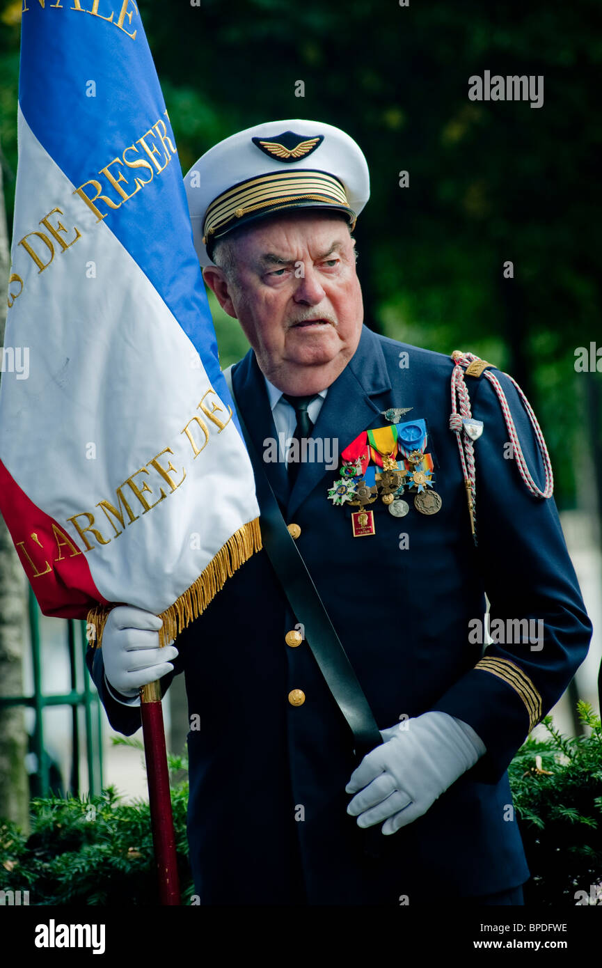 Parigi, Francia, i francesi celebrano l'anniversario della liberazione di Parigi, Ritratto veterano della seconda guerra mondiale con bandiera della resistenza francese, eventi della seconda guerra mondiale, ritratto francese vecchio Foto Stock