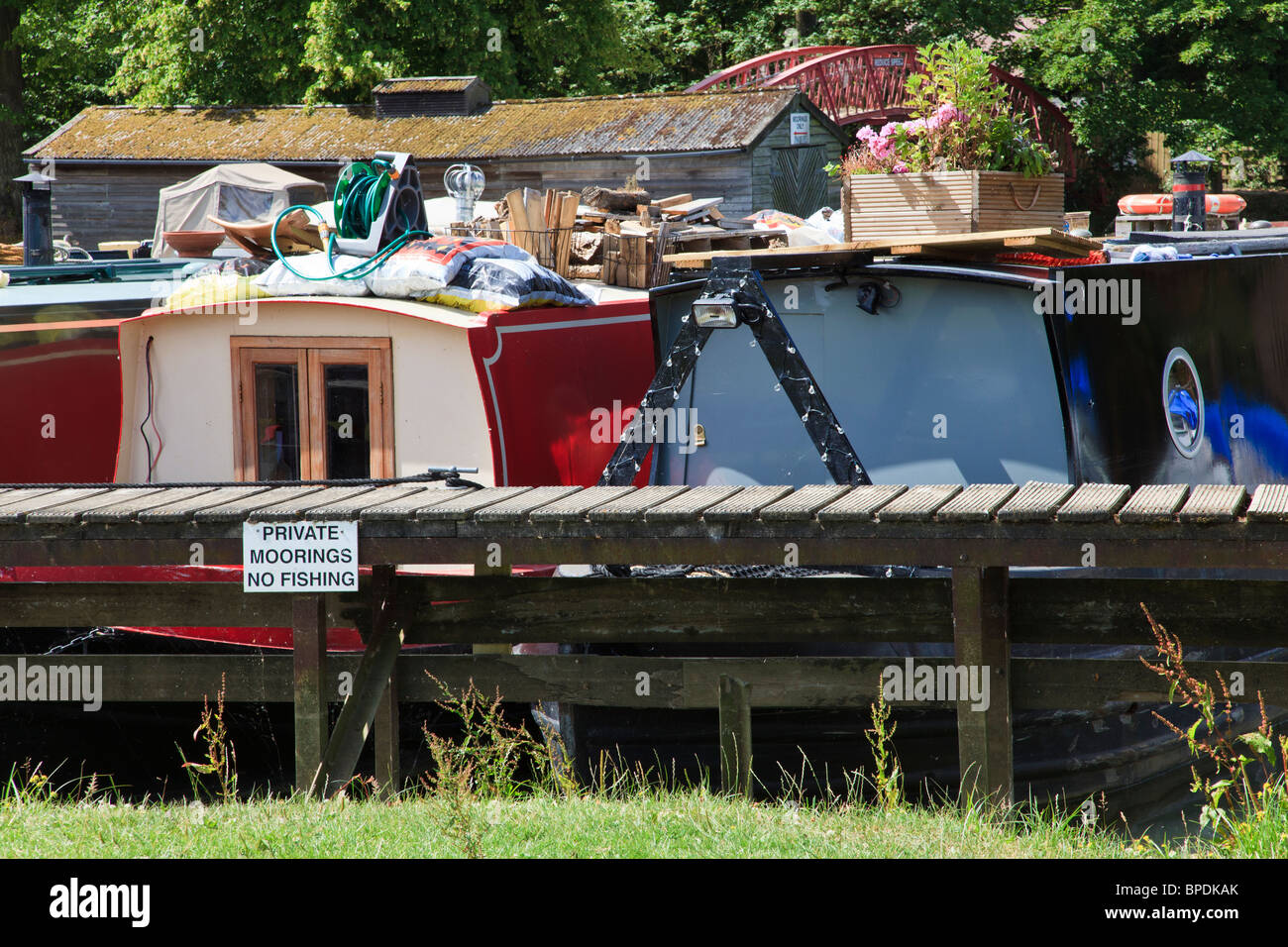 Case galleggianti sul fiume Tamigi o Isis vicino Fiddler's Island tra Godstow serratura e Oxford, Oxfordshire, Regno Unito Foto Stock