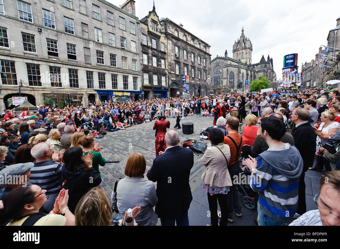 Fringe esecutori della High Street di Edimburgo durante il Fringe , agosto 2010 Foto Stock