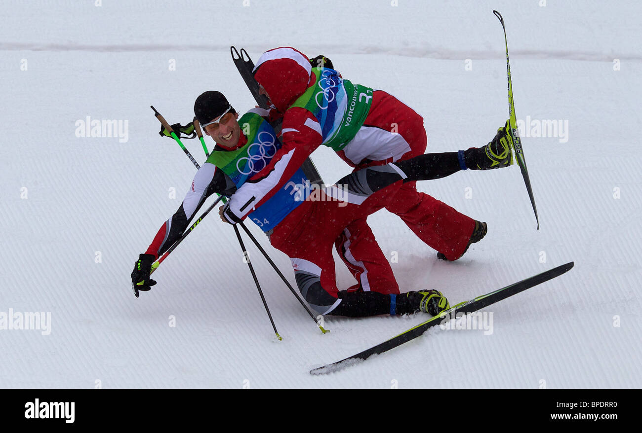 Olimpiadi invernali di Vancouver 2010, Mario Stecher, Austria, vince la medaglia d'Oro per il suo team e crash è affrontato nella celebrazione. Foto Stock