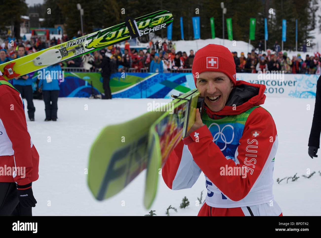 Olimpiadi invernali di Vancouver 2010, Simon Ammann, Svizzera, vincendo il normale Hill singoli salto con gli sci. Foto Stock
