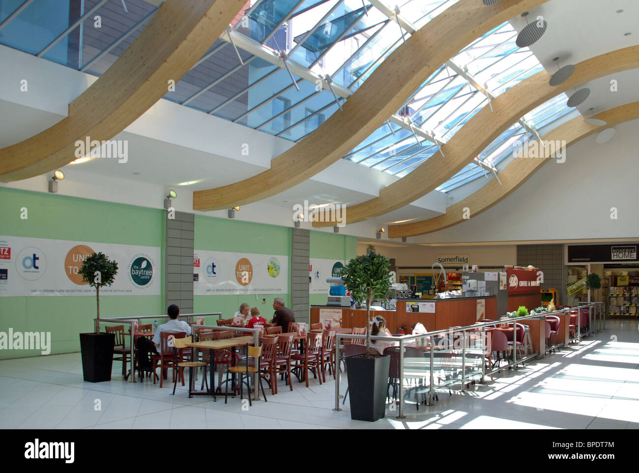 Il Baytree Centre shopping mall interno con cafe e un negozio di unità in attesa lasciando Foto Stock