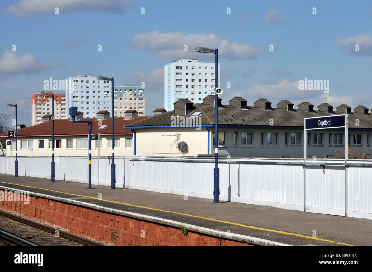 Deptford stazione ferroviaria con alloggiamento al di là Foto Stock