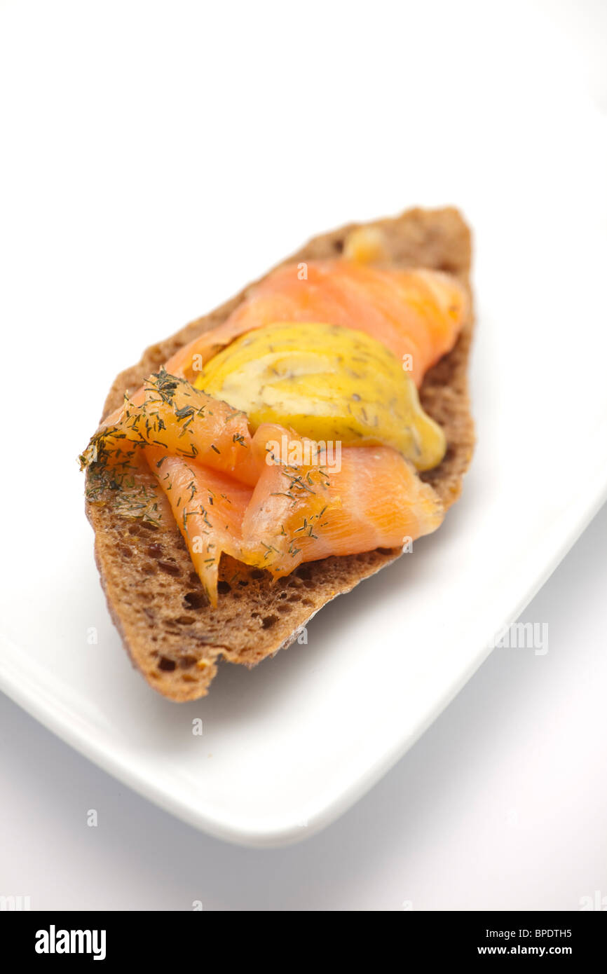 Pane di Pumpernickel con salmone affumicato e salsa di Dill alla senape Foto Stock