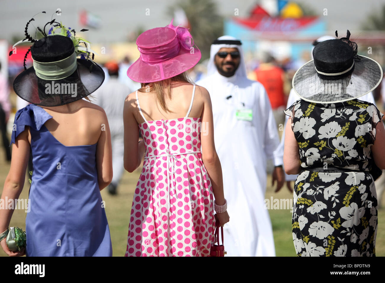 Elegantemente vestito donne visto da dietro, Dubai, Emirati Arabi Uniti Foto Stock