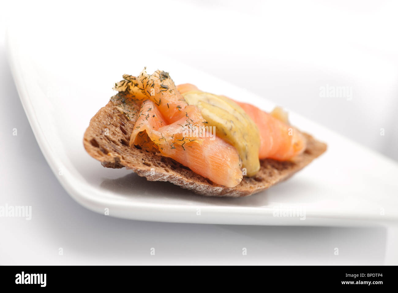 Pumpernickel pane con salmone affumicato, close-up Foto Stock