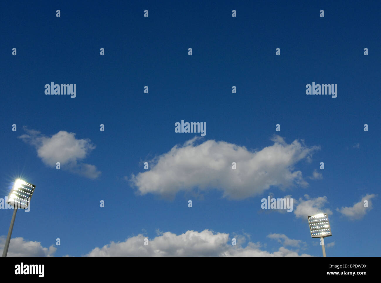 Proiettore Stadium e il blu del cielo. Foto Stock