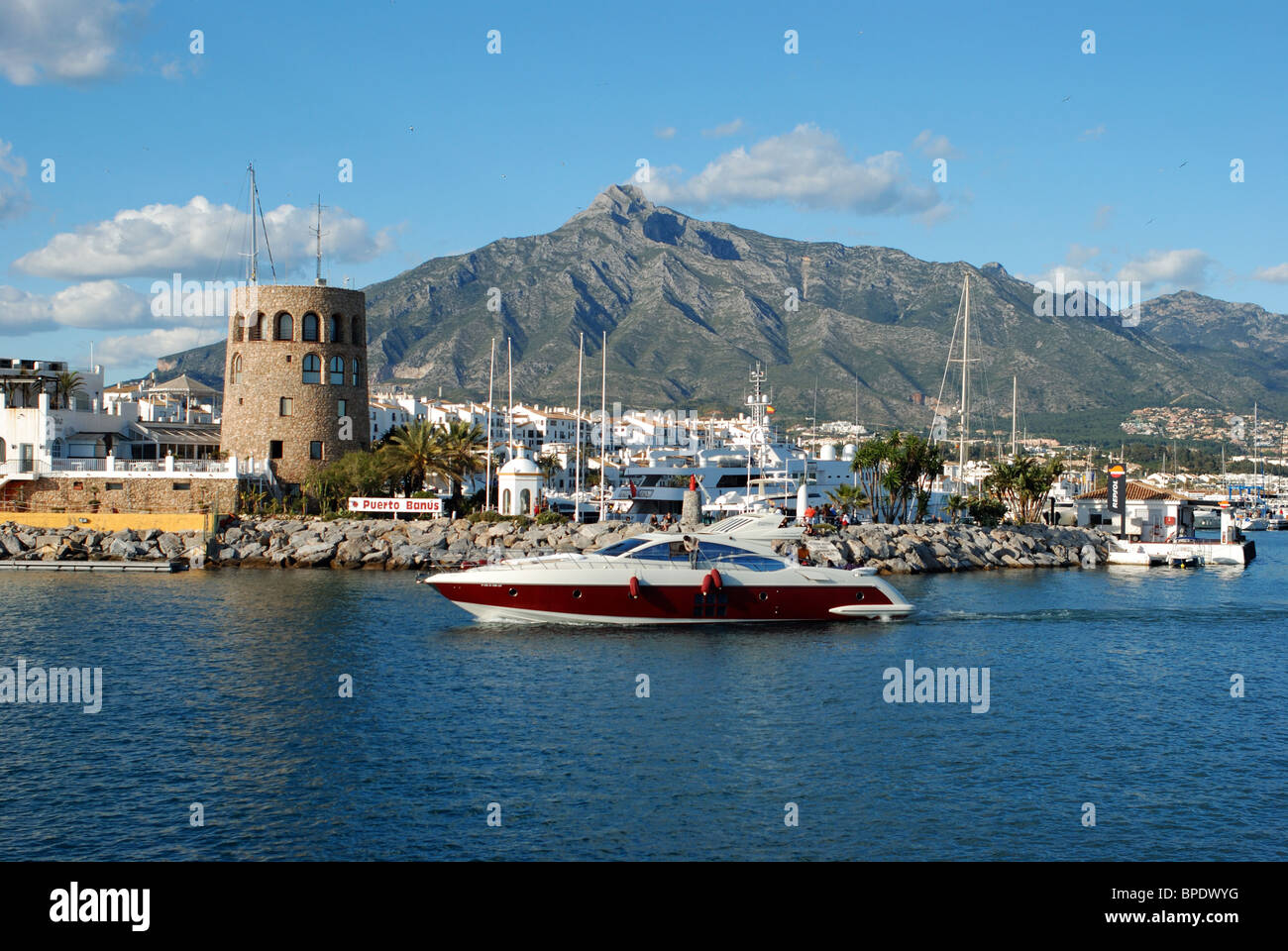 Motor cruiser di lasciare il porto turistico di Puerto Banus a Marbella, Costa del Sol, provincia di Malaga, Andaluica, Spagna, Europa occidentale. Foto Stock