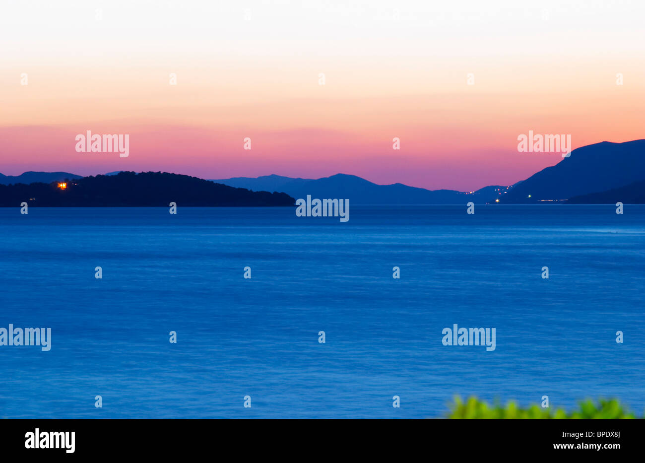 Vista sulle isole Daksa e altri. Luci di casa. Blu scuro del mare. Uvala Sumartin bay tra la penisola di Babin Kuk e Lapad peninsula. Foto Stock