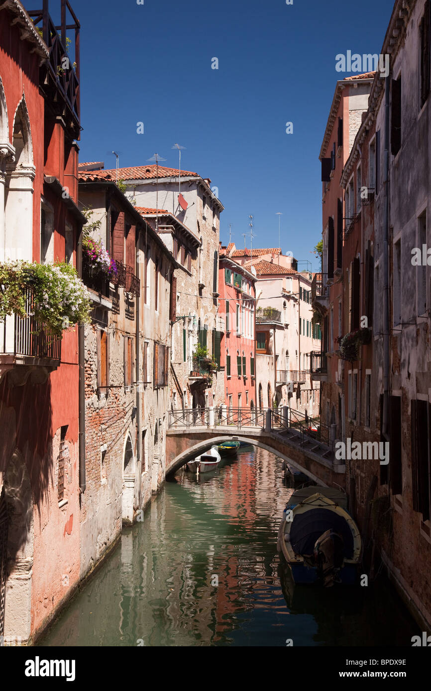 Venezia, Italia - piccolo canale e ponte Foto Stock