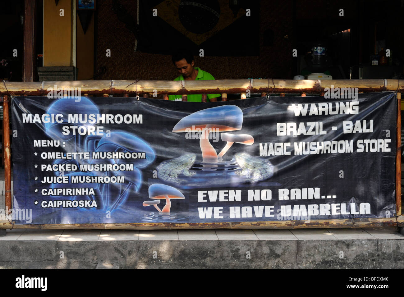Segno pubblicità i funghi magici per la vendita al di fuori di un ristorante a Kuta Bali Indonesia Foto Stock