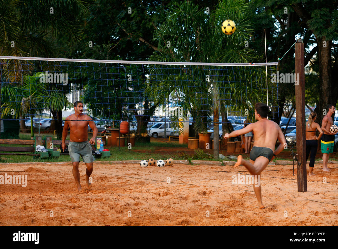 Gli uomini la riproduzione di foot volley al Parque Cidade Sarah Kubitschek, Brasilia, Brasile. Foto Stock