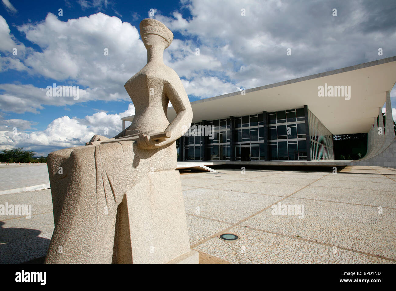 Giustizia scultura davanti al Supremo Tribunale Federale o Supremo Tribunale Federale, Brasilia, Brasile. Foto Stock