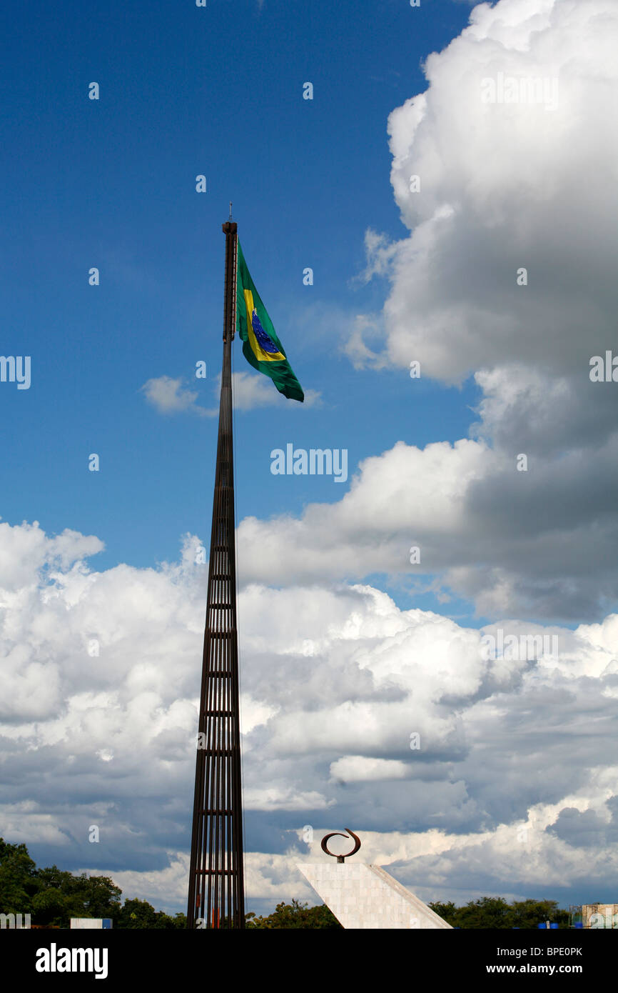 Bandiera brasiliana a Praça dos Tres Poderes o i tre poteri Square, Brasilia, Brasile. Foto Stock
