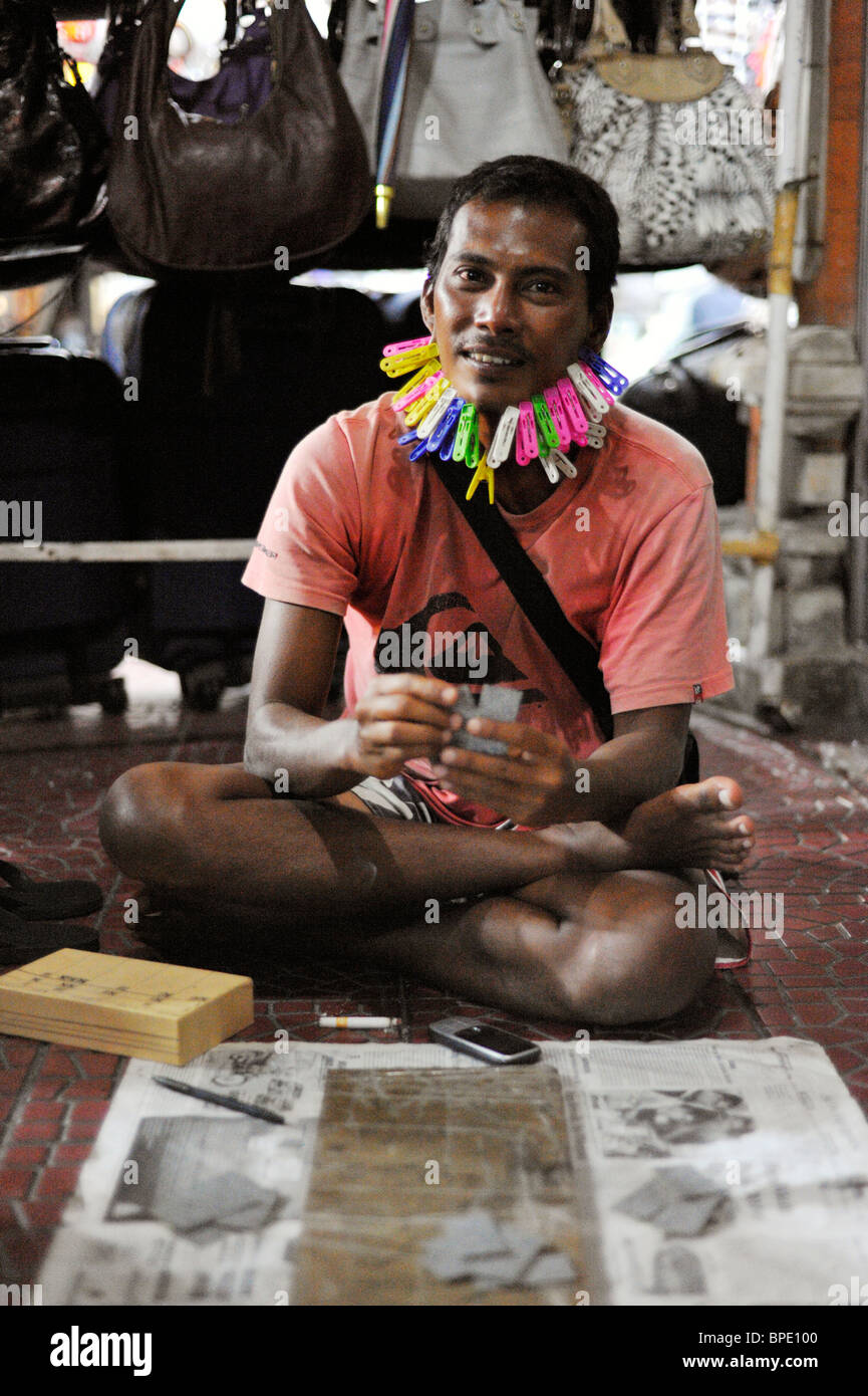 Uomo locale con spine sulla faccia come un incamerata durante la notte il gioco d'azzardo gioco Kuta Bali Foto Stock