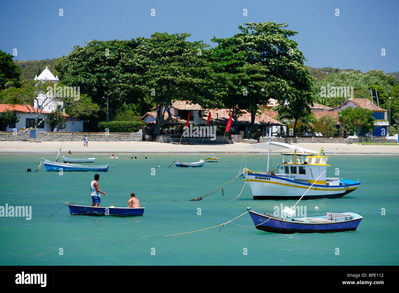 Barche di pescatori alla spiaggia di Manguinhos, Buzios, Stato di Rio de Janeiro, Brasile. Foto Stock