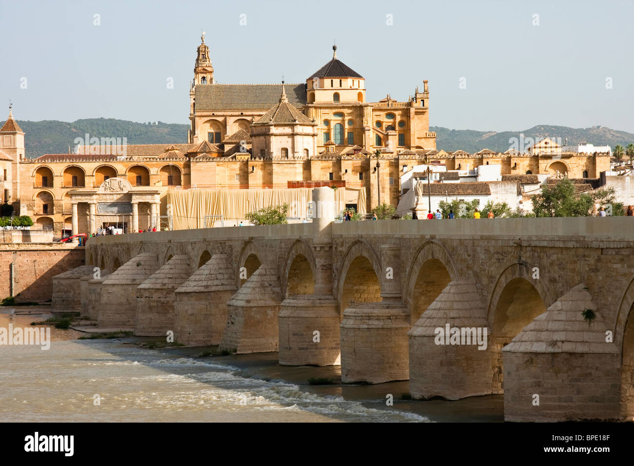 Il ponte romano con la cattedrale di Cordoba in background. Foto Stock