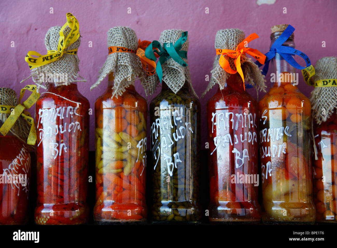 Colorato conserve di frutta verdura e peperoncino souvenir, Arraial d'Ajuda, Bahia, Brasile. Foto Stock