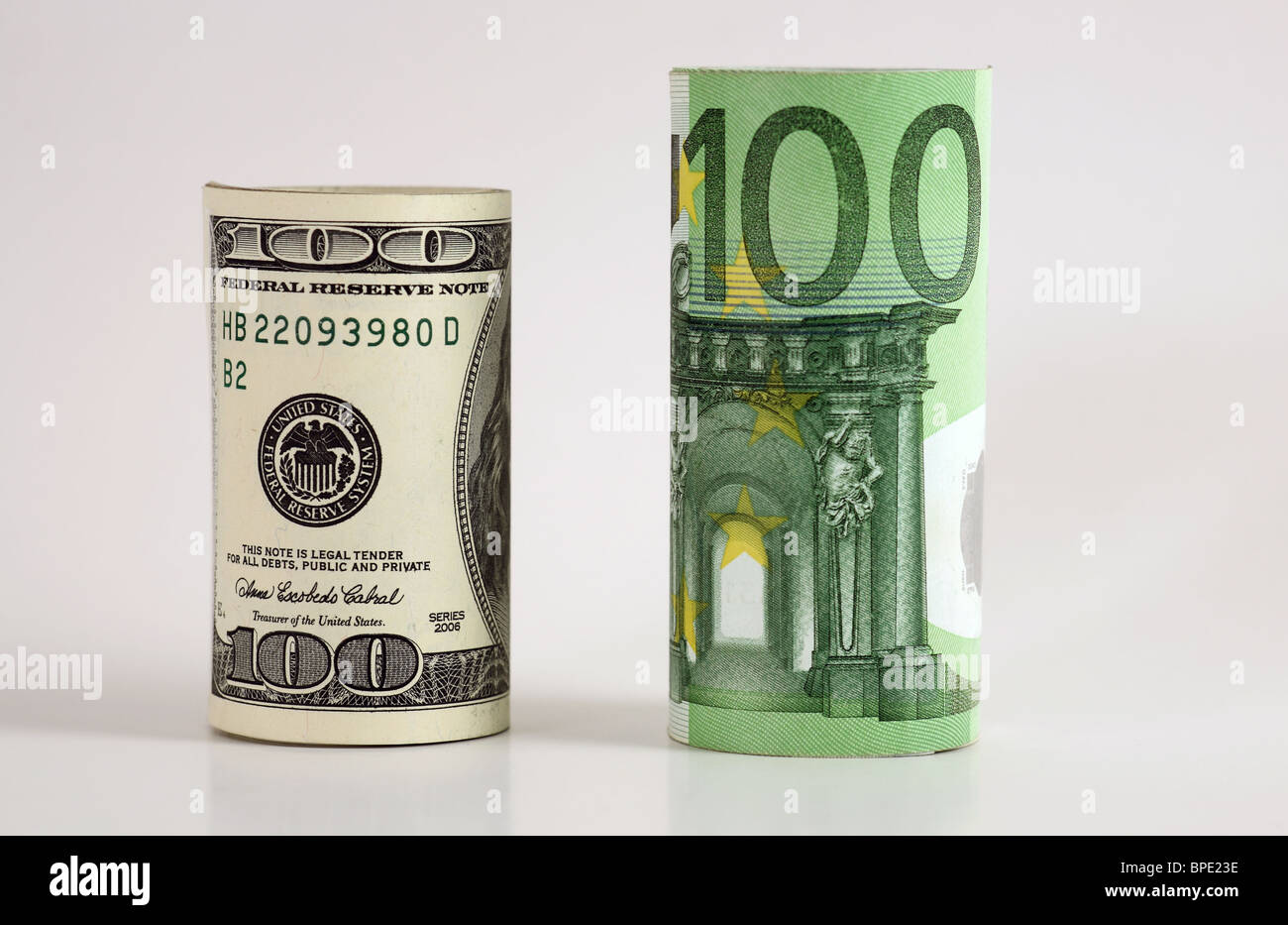 Rotoli di euro e dollaro banconote Foto Stock