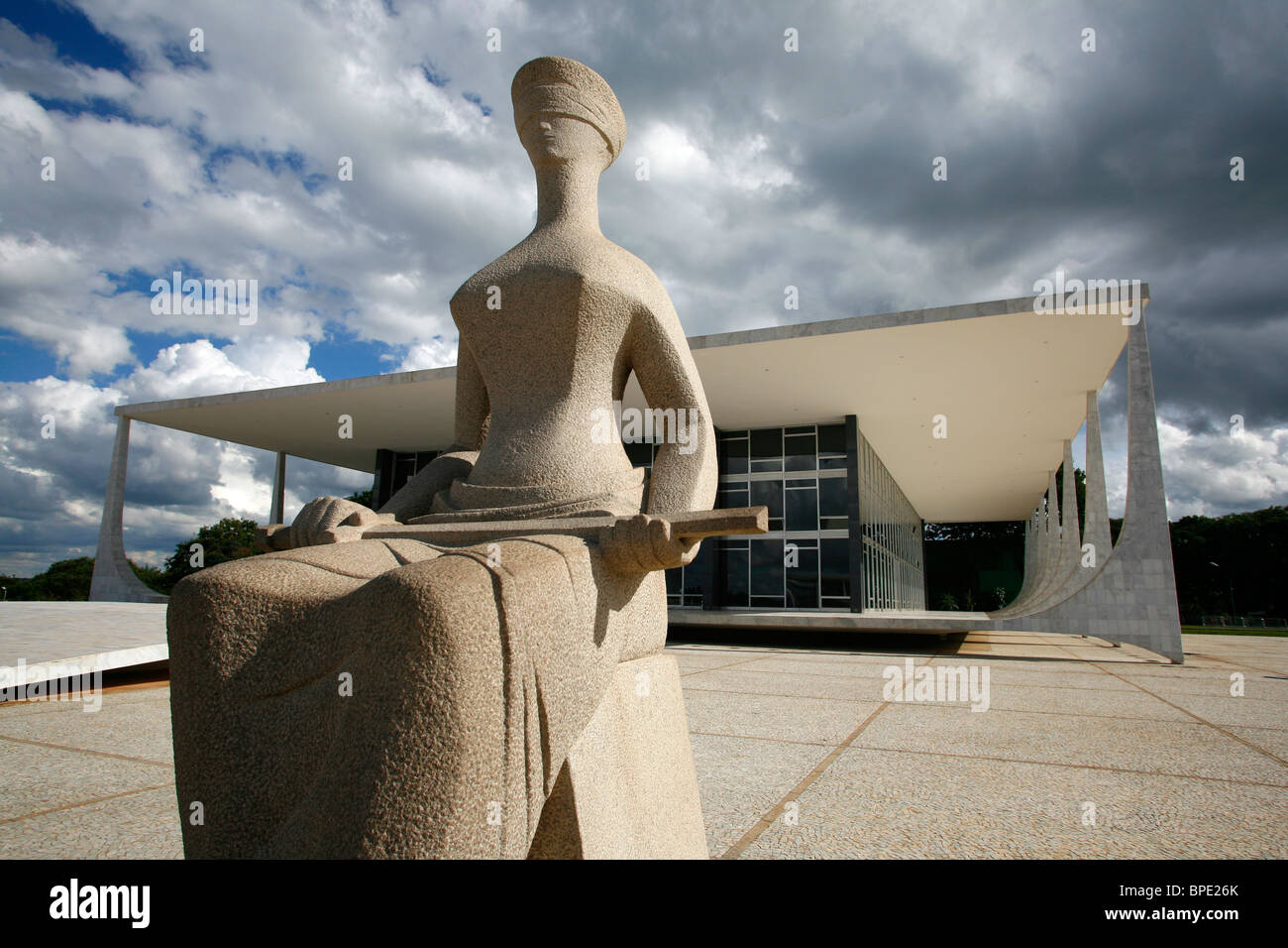 Giustizia scultura davanti al Supremo Tribunale Federale o Supremo Tribunale Federale, Brasilia, Brasile. Foto Stock