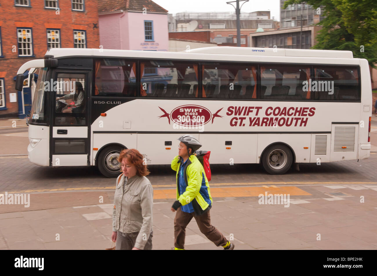 Un pullman di guida attraverso la città che mostra il movimento in Norwich , Norfolk , in Inghilterra , Gran Bretagna , Regno Unito Foto Stock