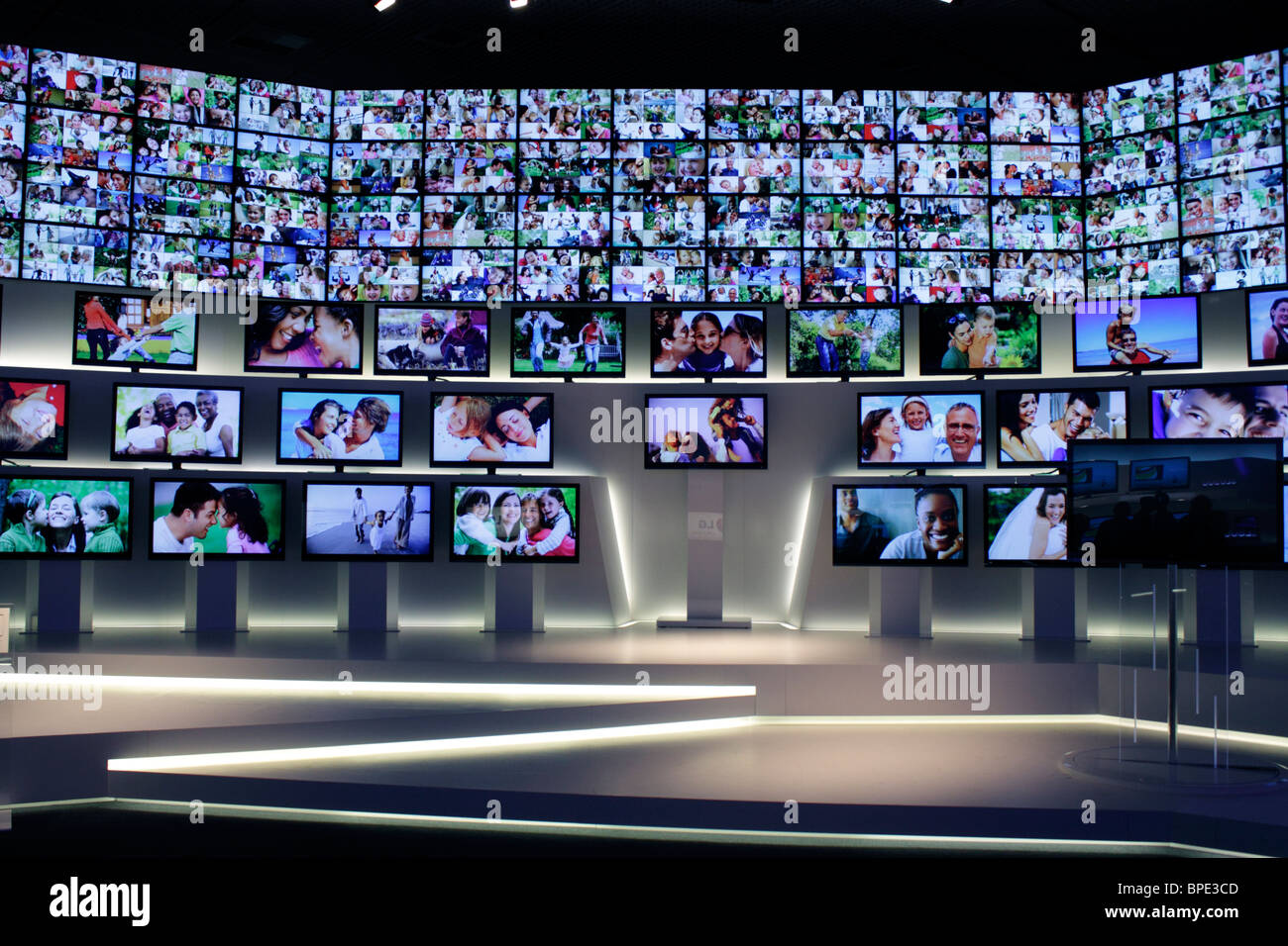 Berlino, IFA, elettronica di consumo illimitato, molti schermi piatti, TV  LED, SL9000, senza confini in un'installazione artistica da LG Foto stock -  Alamy