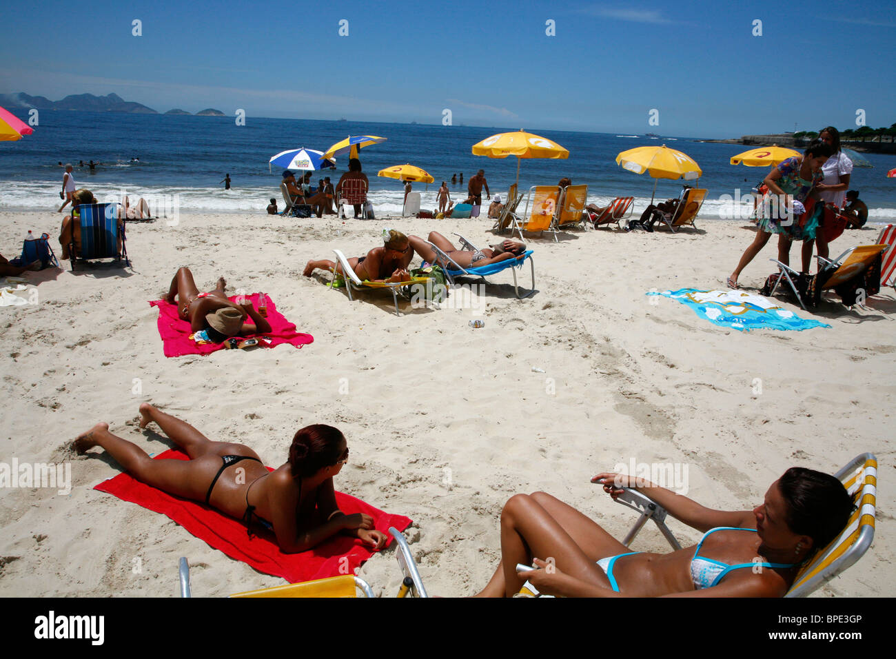 Sulla spiaggia di Copacabana, Rio de Janeiro, Brasile. Foto Stock