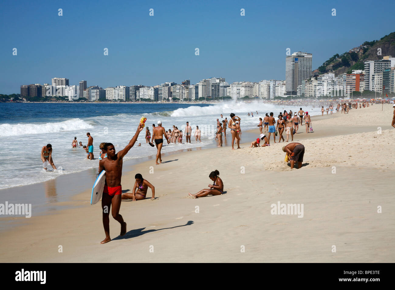 Sulla spiaggia di Copacabana, Rio de Janeiro, Brasile. Foto Stock